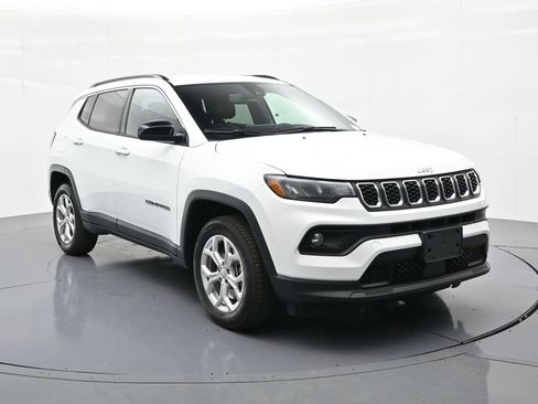 Used 2024 Jeep Compass Latitude AWD/4WD image 4
