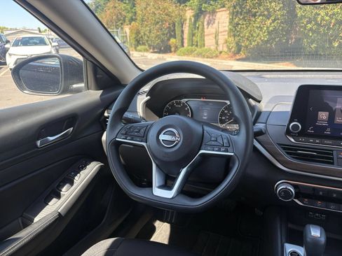 Used 2025 Nissan Altima 2.5 SV FWD image 34