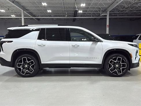 Used 2025 Chevrolet Traverse High Country image 3