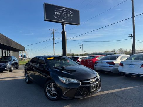 Used 2015 Toyota Camry SE w/ Moonroof Package image 1