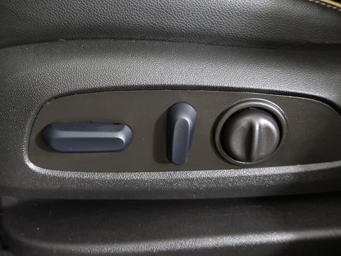 Used 2023 Chevrolet Equinox Premier image 32