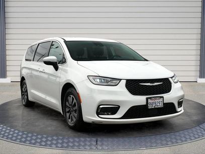 Used 2023 Chrysler Pacifica Touring-L