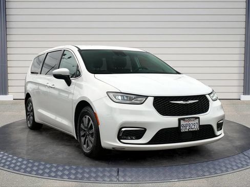 Used 2023 Chrysler Pacifica Touring-L FWD image 1