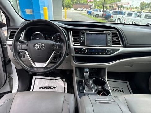 Used 2019 Toyota Highlander XLE AWD/4WD image 24