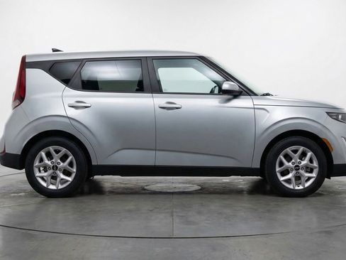 Used 2025 Kia Soul LX w/ LX Technology Package FWD image 11