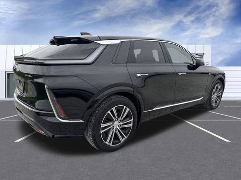 Certified 2024 Cadillac Lyriq Luxury AWD/4WD image 3