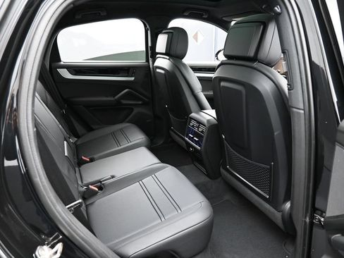 Certified 2025 Porsche Cayenne E-Hybrid Coupe AWD/4WD image 28