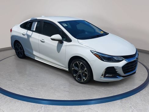 Used 2019 Chevrolet Cruze LT w/ Convenience Package FWD image 3