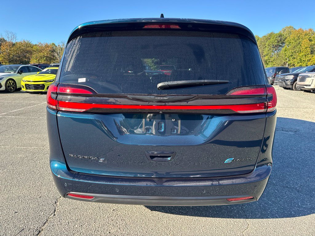 Used 2025 Chrysler Pacifica Premium FWD image 4