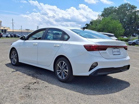 Certified 2022 Kia Forte LXS FWD image 5