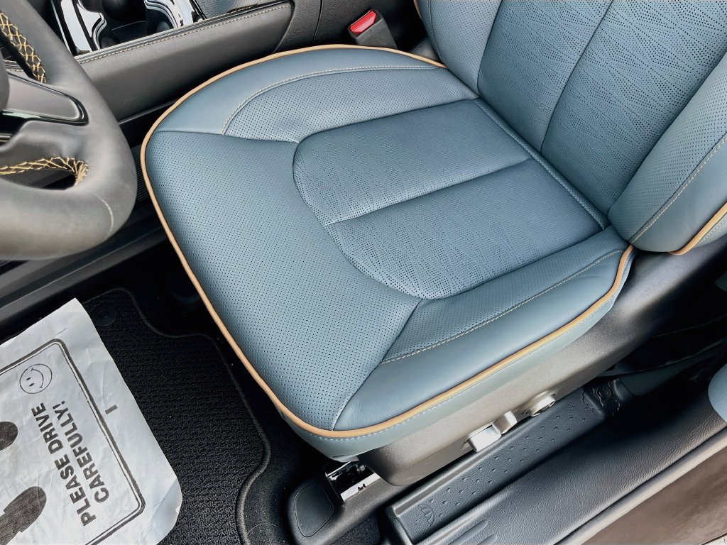 New 2027 Chrysler Pacifica Pinnacle w/ Theater Group FWD image 20