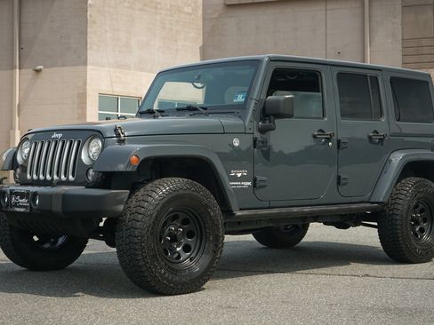 Used 2018 Jeep Wrangler Unlimited Sahara w/ Dual Top Group AWD/4WD image 2