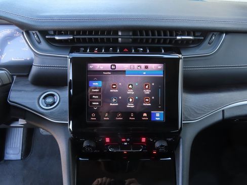 Used 2022 Jeep Grand Cherokee L Limited image 17