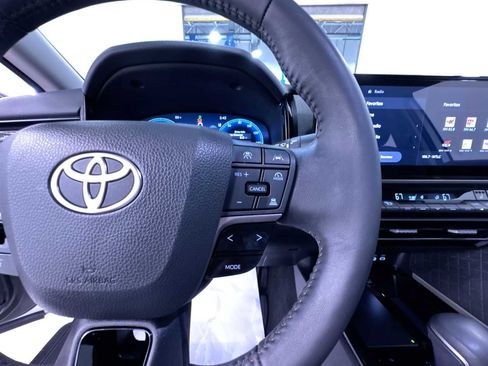 Used 2025 Toyota Camry XLE FWD image 21