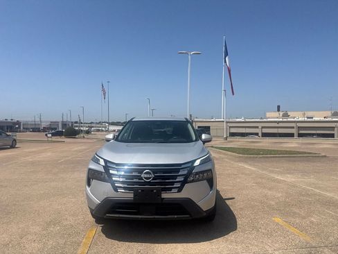 Certified 2025 Nissan Rogue SV FWD image 5