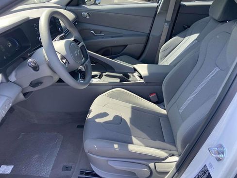 Certified 2025 Hyundai Elantra SE FWD image 13