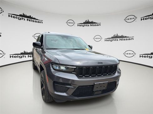 Used 2023 Jeep Grand Cherokee Altitude AWD/4WD image 7