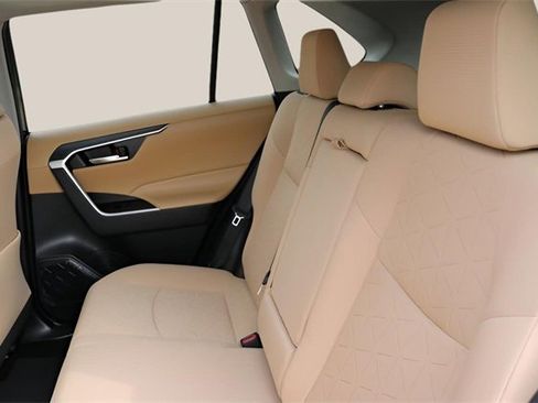 Used 2021 Toyota RAV4 XLE w/ Convenience Package image 16