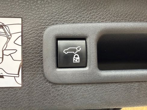 Used 2023 Toyota Sienna Limited image 21