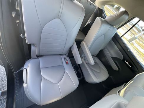 Used 2021 Toyota Highlander XLE image 27