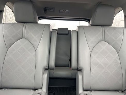 Used 2023 Toyota Highlander Platinum image 32