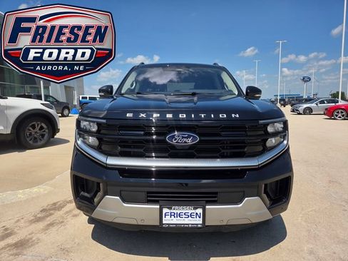 Used 2025 Ford Expedition Platinum w/ Driver's Package AWD/4WD image 2