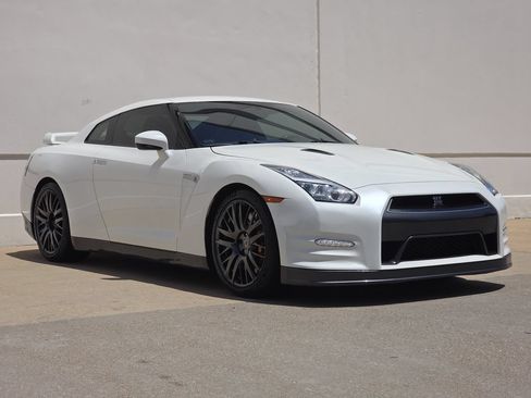 Used 2016 Nissan GT-R Premium AWD/4WD image 6