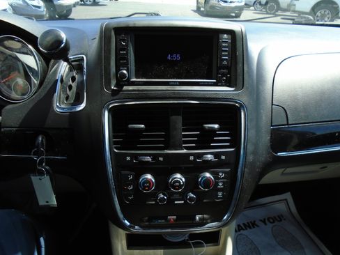 Used 2019 Dodge Grand Caravan SXT FWD image 16