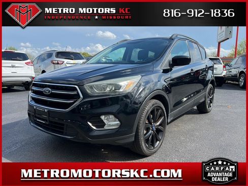 Used 2017 Ford Escape SE w/ SE Sport Appearance Package FWD image 1