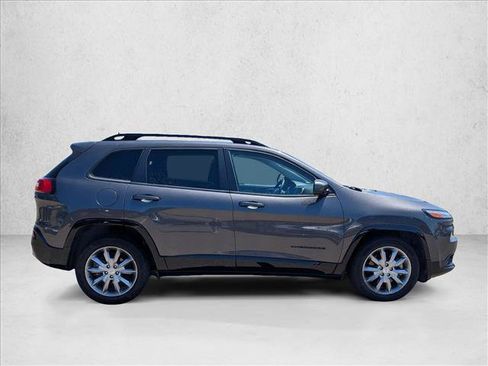 Used 2018 Jeep Cherokee Latitude FWD image 4