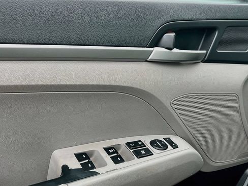 Used 2019 Hyundai Elantra SE FWD image 17
