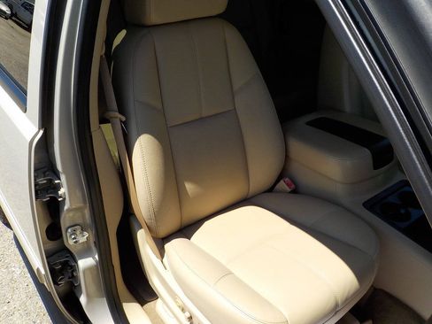 Used 2009 Chevrolet Suburban LT w/ Luxury Package RWD image 27