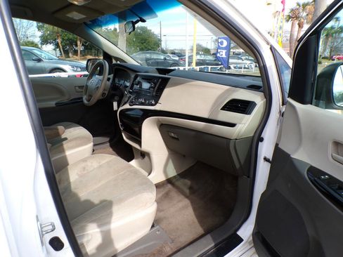 Used 2012 Toyota Sienna w/ Towing Pkg image 11