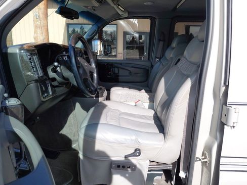 Used 2005 GMC Savana 1500 AWD w/ Preferred Equipment Group image 16