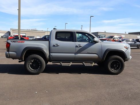Used 2018 Toyota Tacoma TRD Off-Road w/ Technology Package image 8