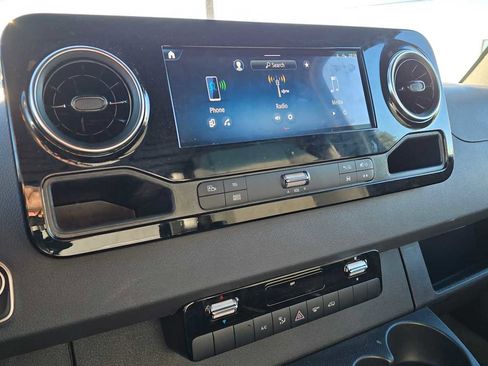 Used 2025 Mercedes-Benz Sprinter 2500 image 31