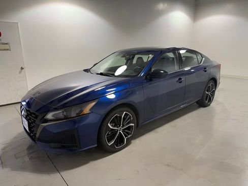 Used 2023 Nissan Altima 2.5 SR FWD image 3