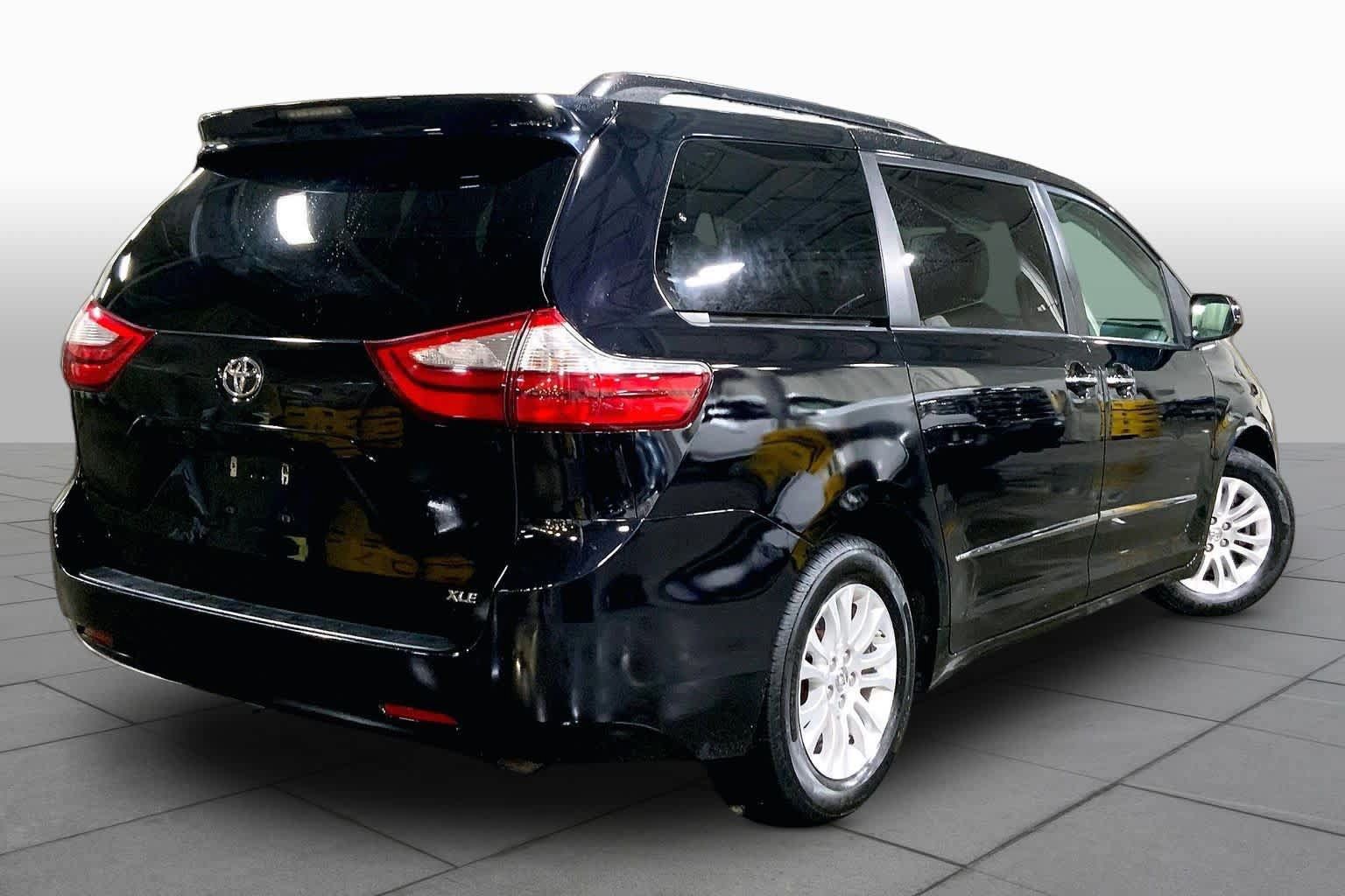 Used 2017 Toyota Sienna XLE FWD image 13