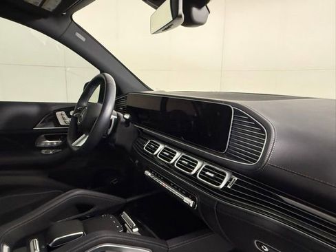 Used 2025 Mercedes-Benz GLS 580 4MATIC image 32