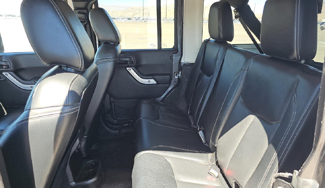 Used 2017 Jeep Wrangler Unlimited Sahara w/ Connectivity Group AWD/4WD image 15