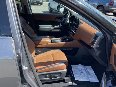 Used 2023 Nissan Pathfinder Platinum image 9