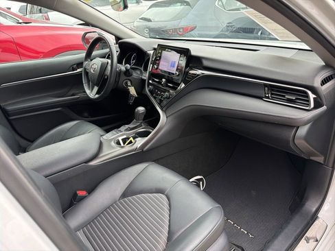 Used 2024 Toyota Camry SE image 5