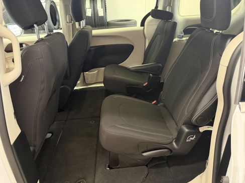 Used 2024 Chrysler Voyager LX image 27