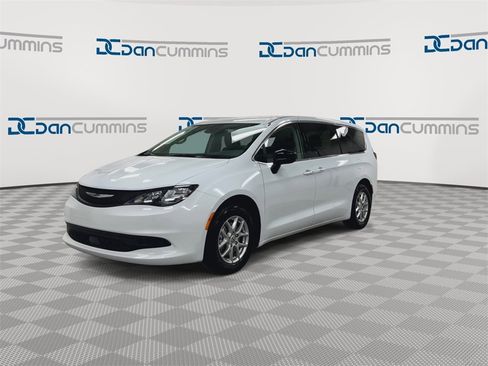 Used 2024 Chrysler Voyager LX image 4