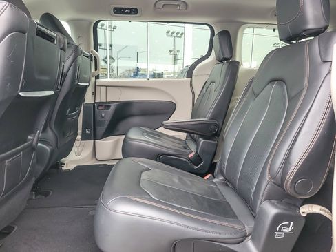 Used 2018 Chrysler Pacifica Touring-L Plus w/ Tire & Wheel Group image 10