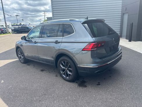 Used 2023 Volkswagen Tiguan SE w/ Panoramic Sunroof Package FWD image 3