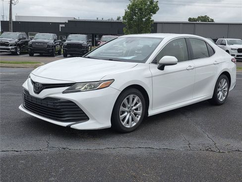 Used 2018 Toyota Camry LE FWD image 1