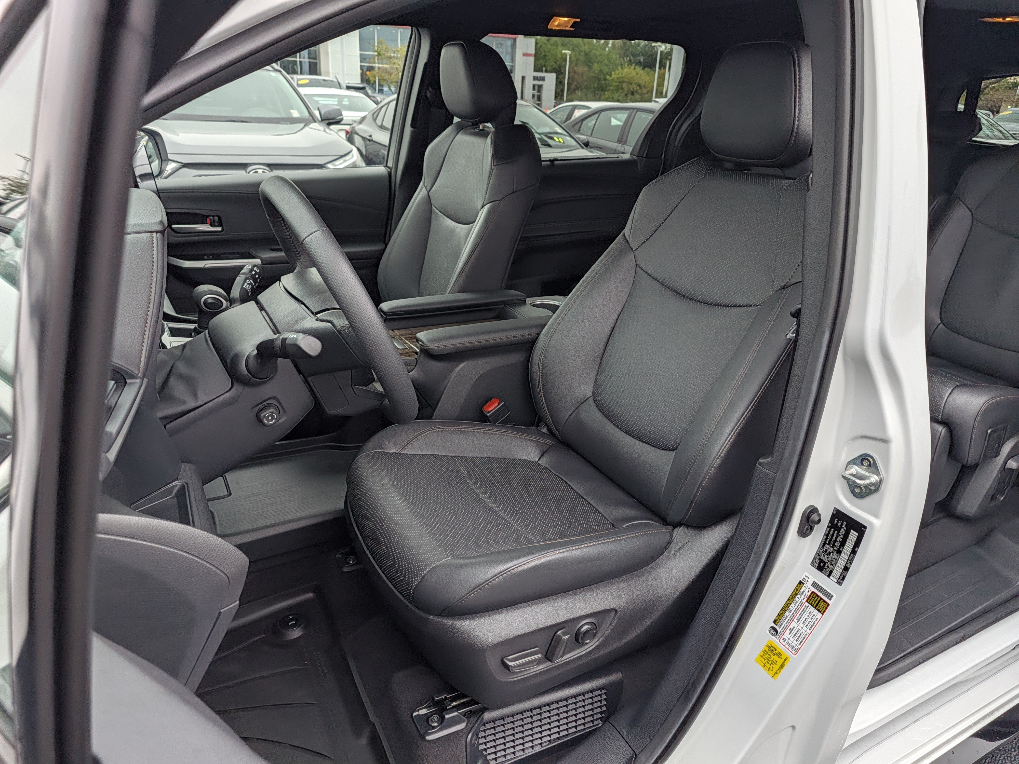 Used 2025 Toyota Sienna Platinum AWD/4WD image 15