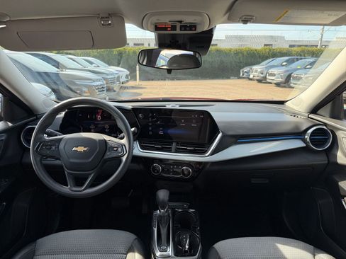 Used 2025 Chevrolet Trax LT image 31