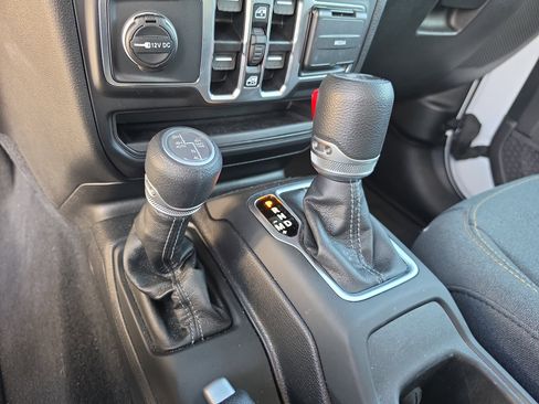 Used 2025 Jeep Wrangler Unlimited Sahara AWD/4WD image 24